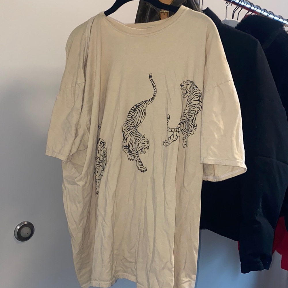 OVERSIZED TEE